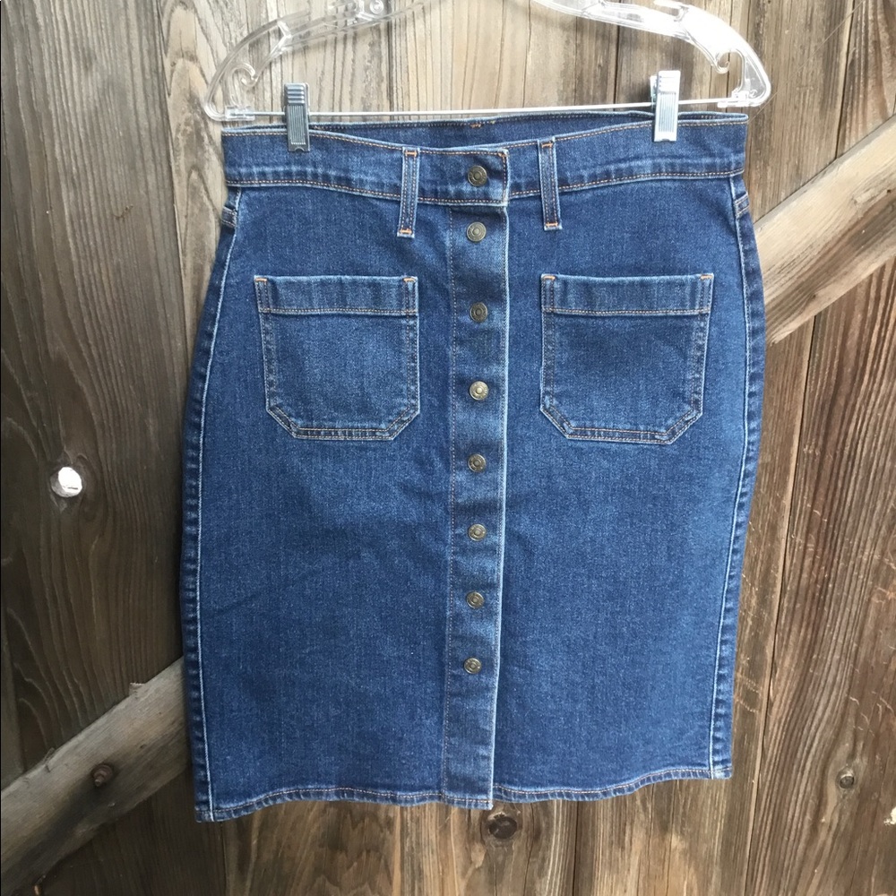 Levi’s snap front denim knee length skirt 28